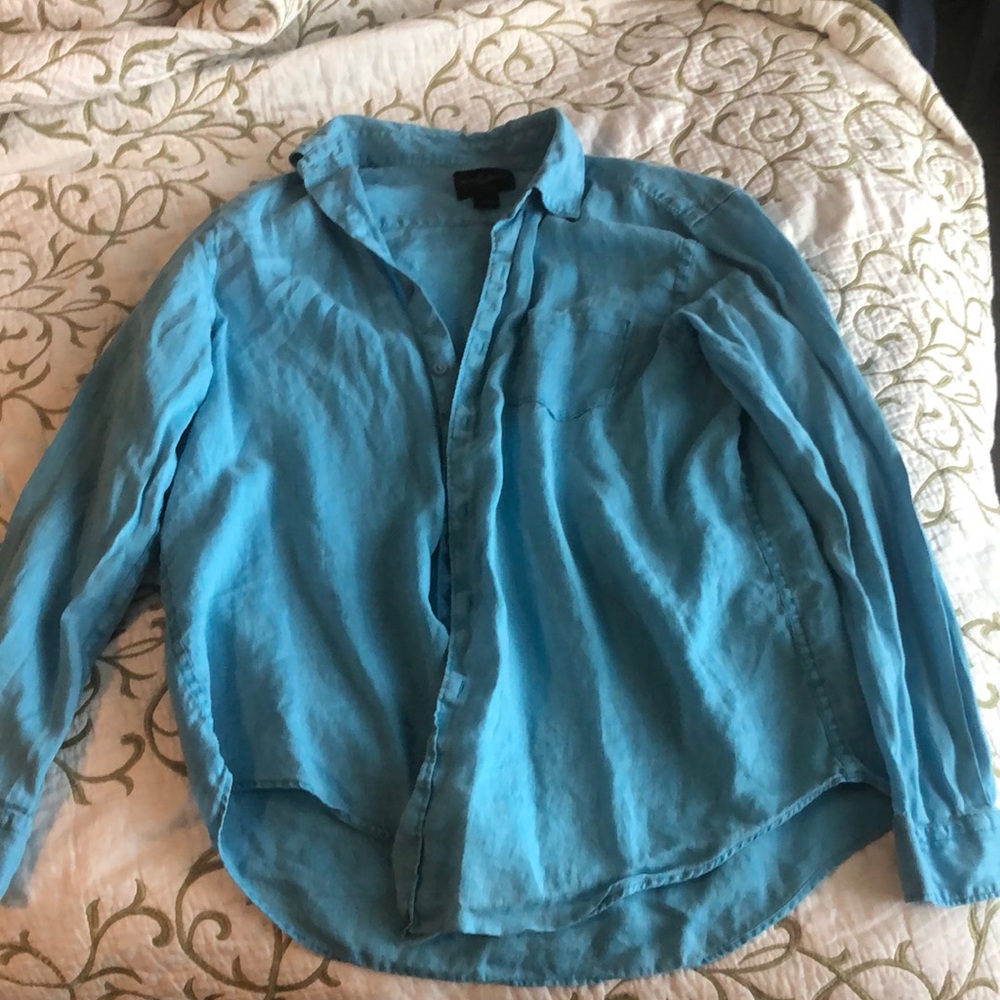Men’s light weight button down shirt